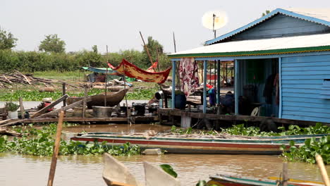 Schwimmendes-Haus-Auf-Dem-Fluss-Tonle-Sap-In-Kambodscha