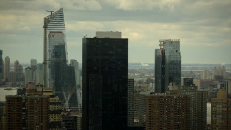 Dies-Ist-Ein-Zeitraffer-Der-Skyline-Von-New-York,-Während-Die-Kamera-Auf-Die-Innenstadt-Und-Den-Battery-Park-Blickt