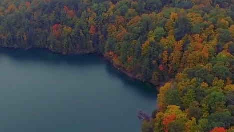 Wunderschöne-Luftaufnahme-Eines-Rosafarbenen-Sees,-Umgeben-Vom-Farbenfrohen-Wald-Des-Gatineau-Parks