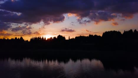 Erstaunlicher-Sonnenuntergang-An-Einem-See