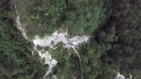 Vista-Superior-Aérea-Del-Valle-De-Sugana,-Con-Drone-Girando-Mientras-Asciende