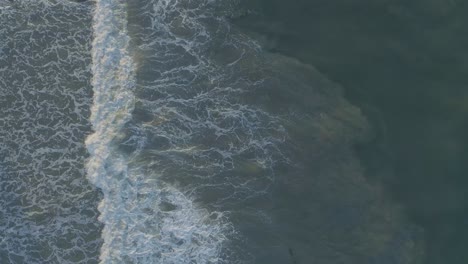 Luftaufnahmen-Von-Brechenden-Wellen-An-Einem-Diesigen-Sommermorgen-In-Malibu,-Kalifornien