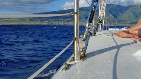 Dies-Ist-Ein-4K-Video-Von-Den-Füßen-Von-Menschen-Auf-Einem-Segelboot,-Das-Vor-Der-Küste-Von-Maui,-Hawaii,-Segelt