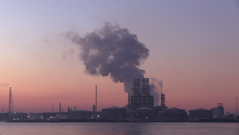 Eine-Riesige-Dampfwolke-Steigt-Im-Morgengrauen-Aus-Einer-Erdölraffinerie-Im-Hafen-Von-Antwerpen-Auf