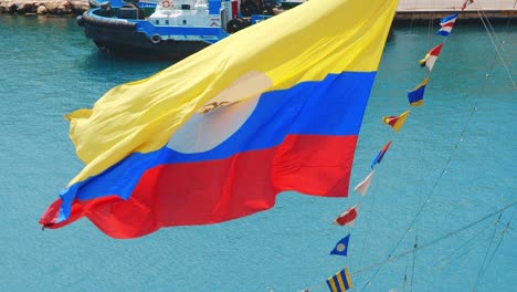 Bandera-Colombiana-En-Cámara-Lenta-Ondeando-Al-Viento-En-Un-Ambiente-Marino