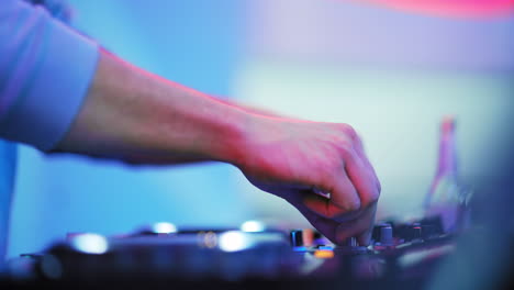 DJ-Mischt-Live-Höhen-Und-Tiefen-Auf-Einer-Party-Mit-Einem-Digitalen-Plattenspieler-Und-Mixer