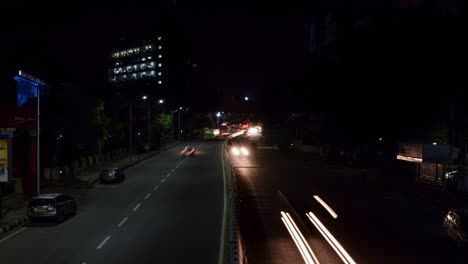 4k-Un-Lapso-De-Tiempo-De-Autos-Moviéndose-Rápido-En-El-Tráfico-De-Una-Carretera-Con-Senderos-De-Velocidad-En-Bangalore,-India