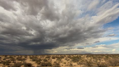 Zeitraffer-Dunkler-Sturmwolken,-Die-Sich-Im-Grasland-Der-Mojave-Wüste-Sammeln