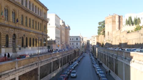 Rom,-Italien-Straße-In-Der-Nähe-Des-Kolosseums-Enthüllt