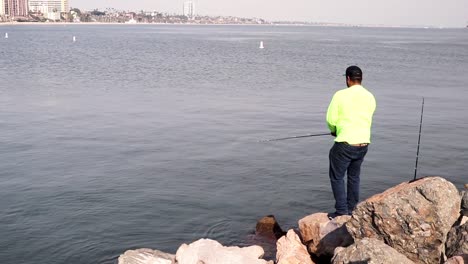 Hombre-Pescando-En-La-Bahía-De-Long-Beach