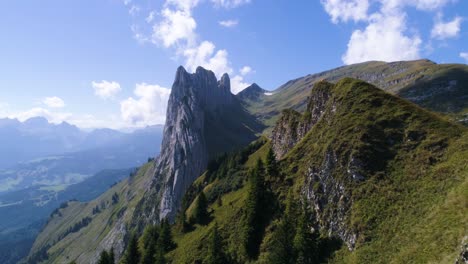 Paisaje-único-De-Formación-Montañosa-En-Los-Alpes-Suizos,-Sobrevuelo-Aéreo-De-Saxer-Luecke-Alpstein