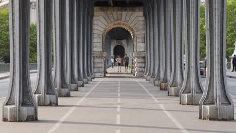 Die-Bir-Hakeim-Brücke,-Früher-Bekannt-Als-Passy-Brücke,-überquert-Den-Fluss-Seine-In-Paris-Und-Ist-Eine-Beliebte-Touristen--Und-Fotoattraktion