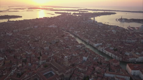 Wide-Aerial-ascending-shot-of-Beautiful-Morning-over-Canal-Grande-in-Venice,-Italy