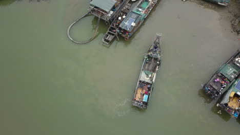 Wartungsboot-Legt-An-Einem-Pier-An-Einem-Verschmutzten-Fluss-In-Asien-An