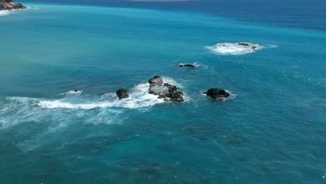 Wellen-Schlagen-über-Felsen-Im-Azurblauen-Und-Türkisfarbenen-Wasser-Der-Karibik