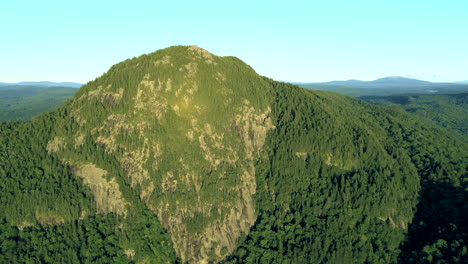 Luftdrohnenaufnahme-Beim-Fliegen-Mit-Blick-Auf-Den-Bore-Mountain-über-Dichten-Grünen-Wäldern-Und-Seen-In-Der-Weiten-Wildnis-Von-Maine