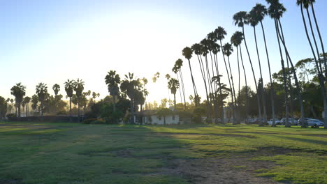 Blick-Auf-Den-Strand-Im-Chase-Palm-Park-Mit-Palmen-Als-Silhouette-Vor-Einem-Strahlenden-Sonnenuntergang-In-Der-Wunderschönen-Stadt-Santa-Barbara,-Kalifornien