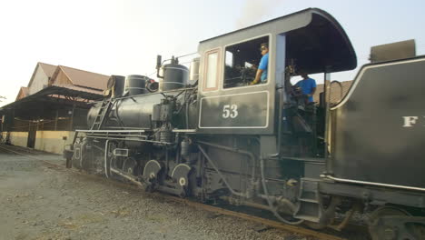 Im-Inneren-Einer-Funktionierenden-Dampflokomotive