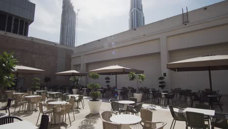 Vista-De-Los-Rascacielos-Desde-Un-Restaurante-Caro-Y-Elegante-En-Dubai