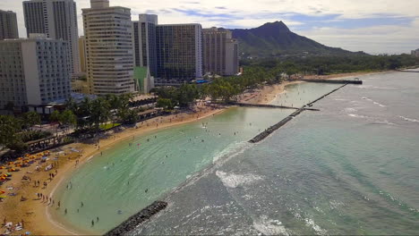 Drone-footage-of-Waikiki-beach-and-Diamond-Head-on-the-island-of-Oahu,-Hawaii