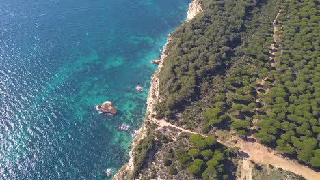 Kippbare-Luftaufnahme-Einer-Großen-Klippe-An-Der-Mittelmeerküste-Spaniens-An-Einem-Sonnigen-Tag