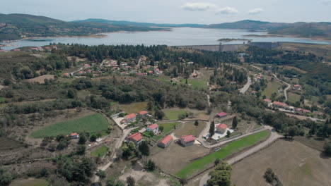 Panoramablick-Auf-Einen-Staudamm-Im-Norden-Portugals
