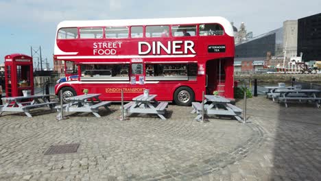 Liverpool-city-Double-Decker-bus-cafe,-Albert-dock