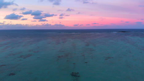 Luftaufnahme-Des-Sonnenuntergangs-über-Der-Bucht-Von-Kaneohe-In-Hawaii