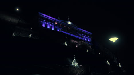 Treppe-Zum-Toompea-Hügel,-Geschmückt-Mit-Kleinen-Weihnachtsbäumen,-Die-Im-Dunkeln-Leuchten