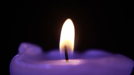 Candle-In-The-Dark.-Close-Up