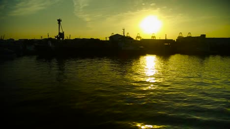 Vorbei-An-Der-Hafensilhouette-Mit-Blick-Auf-Den-Sonnenuntergang