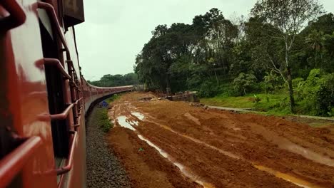 Indische-Eisenbahnen,-Die-Durch-Die-üppigen-Grünen-Länder-Von-Kerala,-Gottes-Eigenes-Land,-Führen