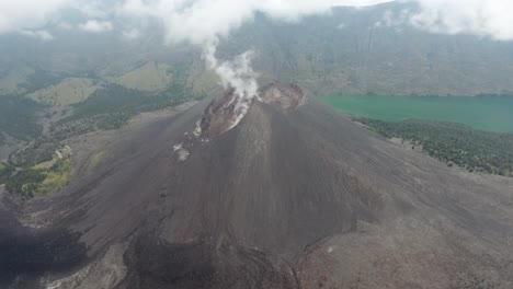 Tiro-Inclinado-Cercano-Del-Volcán-Activo-Con-Humos,-Rinjani-En-Lombok-En-Indonesia