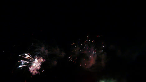 Schöne-Feier-Abstraktes-Buntes-Feuerwerk-Bei-Nacht-Hintergrund