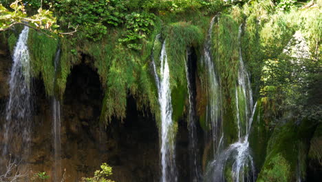 Waterfall-and-lake-in-Plitvice-lakes-Park,-Croatia