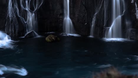 Wunderschöner-Zeitraffer-Mit-Langzeitbelichtung,-Der-Den-Besonderen-Isländischen-Wasserfall-Hraunfossar-Zeigt