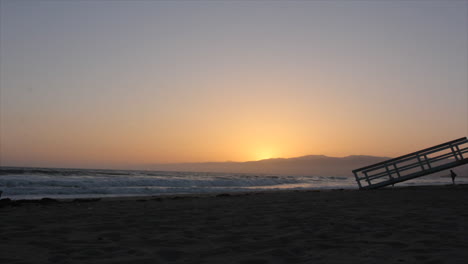 Zeitraffer-Des-Sonnenuntergangs-über-Einem-Strand-In-Kalifornien