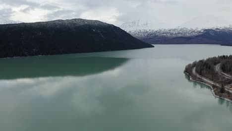 Drohne-Schwenkt-Von-Rechts-Nach-Links-über-Den-Alaska-Lake