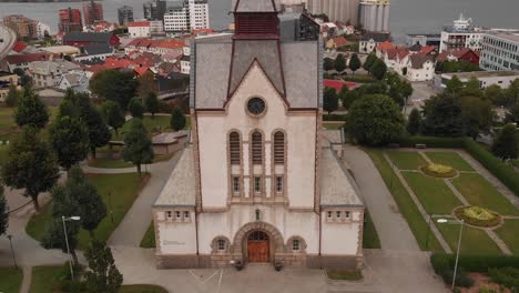 Mit-Drohne-Aufsteigen,-Hauptansicht-Einer-Norwegischen-Kirche-Und-Am-Ende-Den-Horizont-Genießen