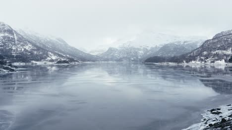 Volando-Sobre-Un-Lago-Helado-Entre-Montañas-En-Un-Día-Nublado-En-Noruega-En-Diciembre-De-2018