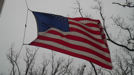 Bandera-Americana-Ondeando-En-El-Viento-En-Un-Día-Nublado-En-Cámara-Lenta