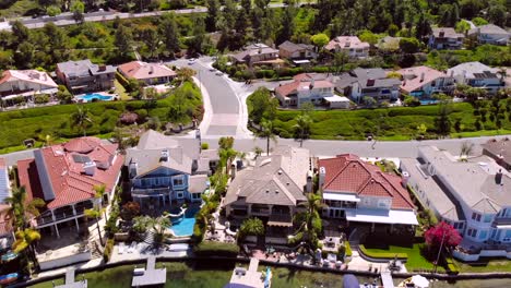 Aerial-pull-back-of-luxury-homes-on-community-lake-mission-viejo