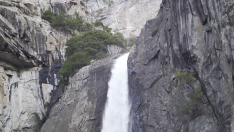 Spitze-Eines-Wasserfalls-Im-Yosemite-Nationalpark,-Der-über-Eine-Granitklippe-Stürzt