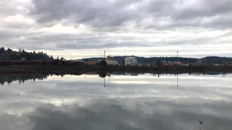 Wolkenreflexion-Im-Wasser-In-Coos-Bay,-Oregon