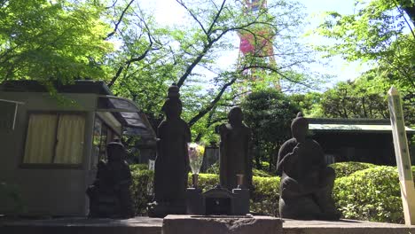 Steinstatue-Im-Zozo-ji-Tempelgarten
