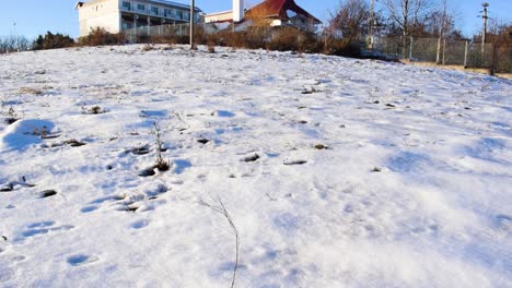 Weißer-Schnee-Auf-Dem-Boden-Und-Ein-Gästehaus-Auf-Dem-Hügel