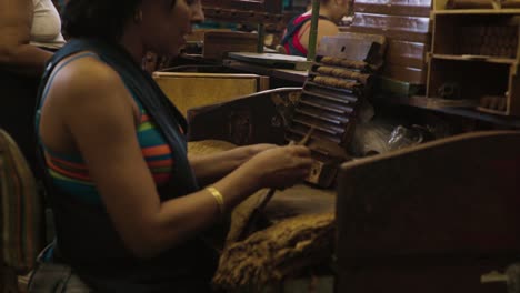 Kubanische-Zigarrenfabrik,-Während-Eine-Frau-An-Ihrer-Station-Zigarren-Einwickelt