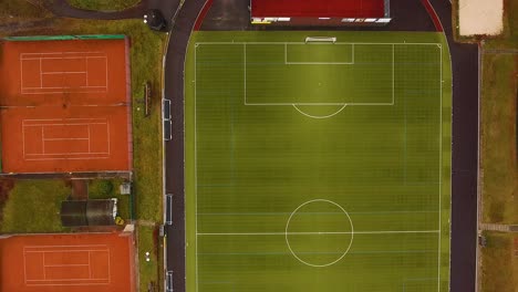 Fútbol---Estadio-De-Fútbol-Con-Cancha-De-Tenis