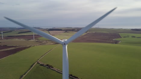 Luftaufnahmen-Eines-Windkraftparks-In-Schottland
