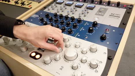 Pofessional-audio-equipment-in-audio-studio-with-sound-engineer